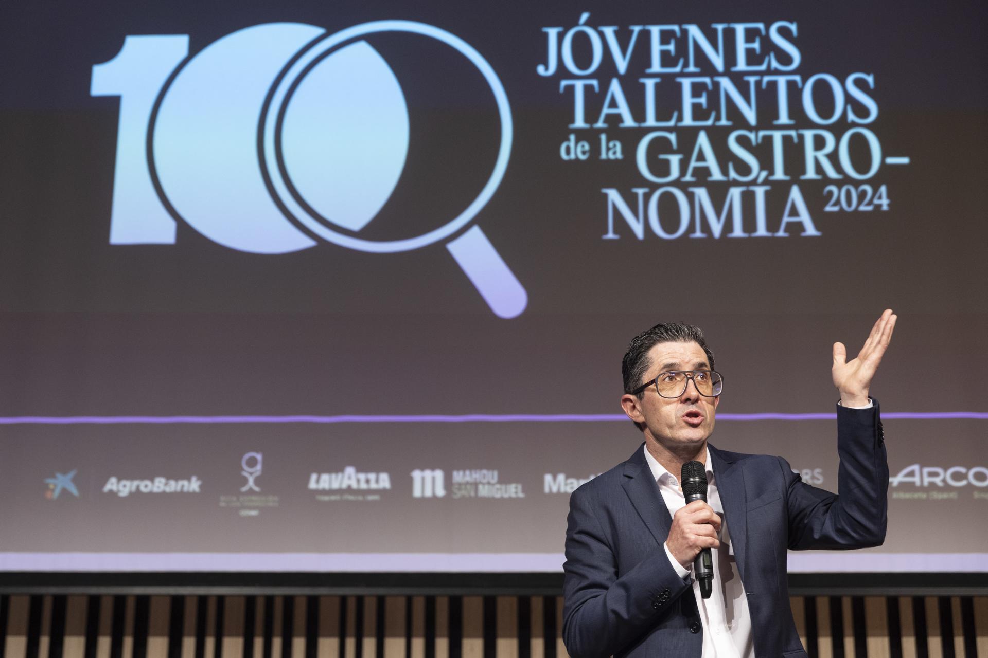 El director del Basque Culinary Center, Joxe Mari Aizega, presenta este lunes, en una jornada de trabajo en San Sebastián, la lista de los '100 jóvenes talentos de la gastronomía', una selección de profesionales menores de 30 años que componen una mirada multidisciplinar y actual del sector. EFE/Juan Herrero
