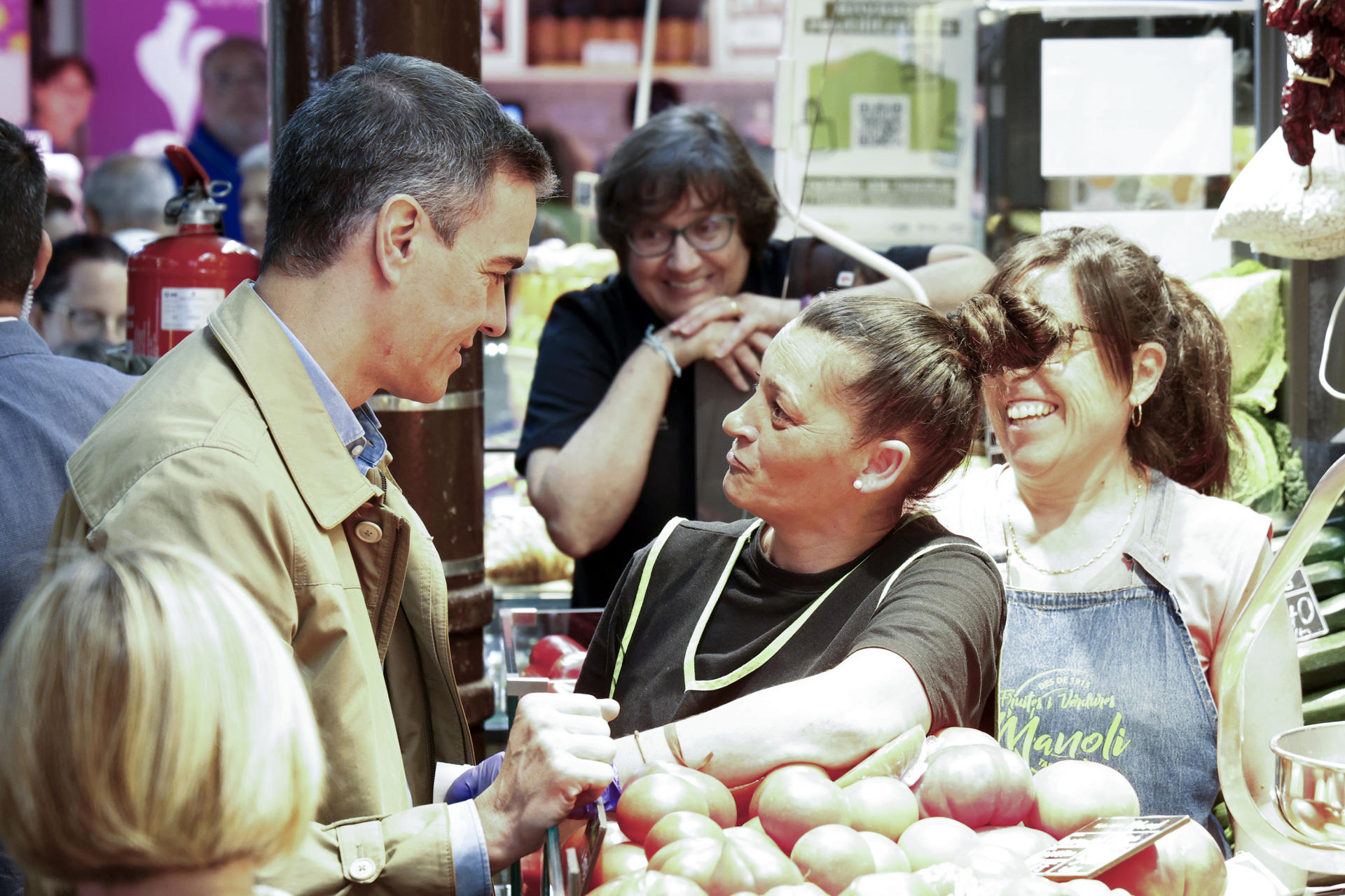 El presidente del Gobierno, Pedro Sánchez, ha visitado por sorpresa este viernes, último día de la campaña electoral en Cataluña, el Mercado Central de Tarragona, entre gritos de apoyo y peticiones de fotografías de muchos vecinos. EFE/Quique García
