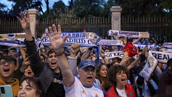 Aficionados del Real Madrid celebran el título de Liga en la plaza de Cibeles este sábado en Madrid.- EFE/Daniel González
