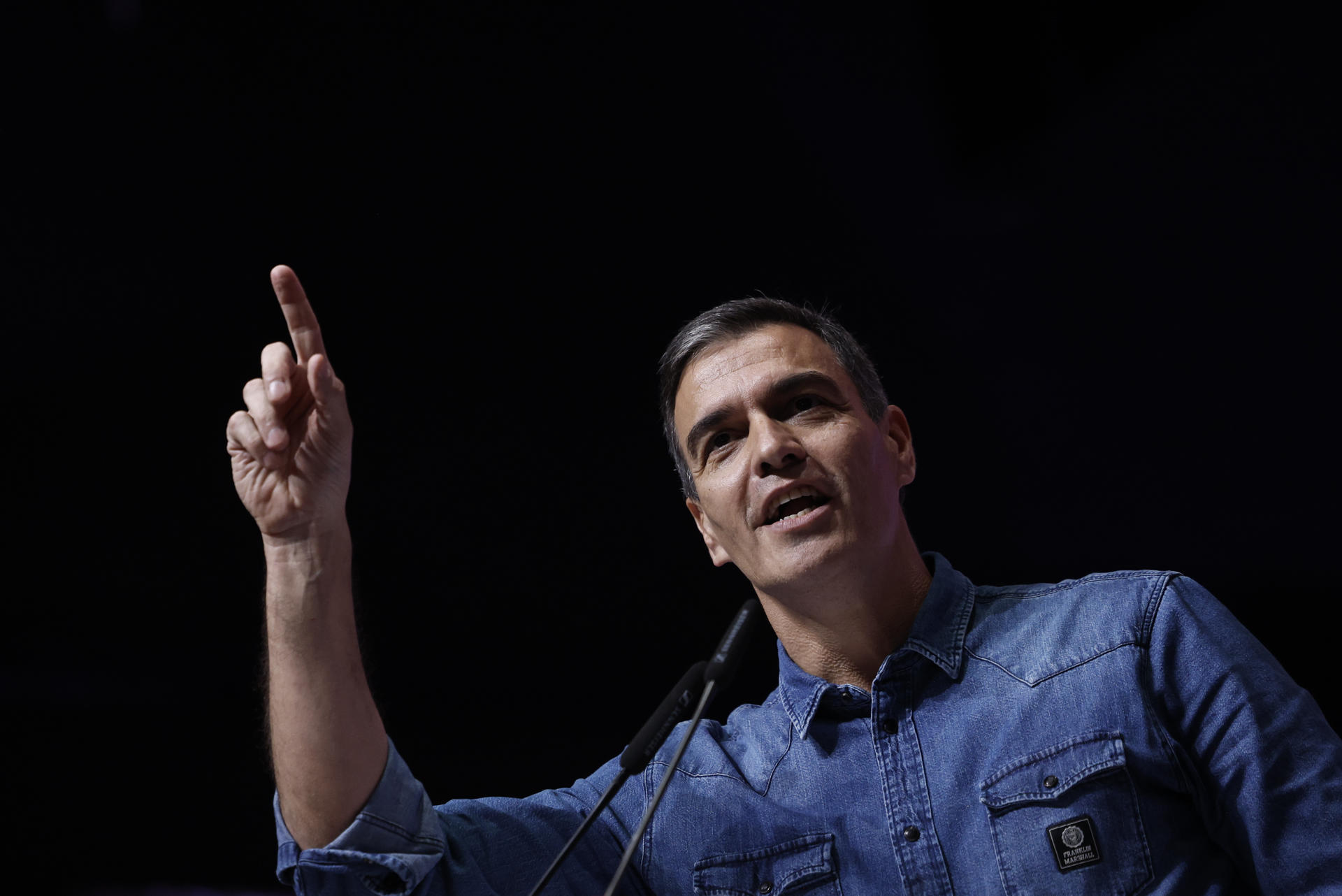 El secretario general del PSOE y presidente del Gobierno, Pedro Sánchez, durante su intervención en el acto de inicio de la campaña a los comicios europeos en València. EFE/Biel Aliño
