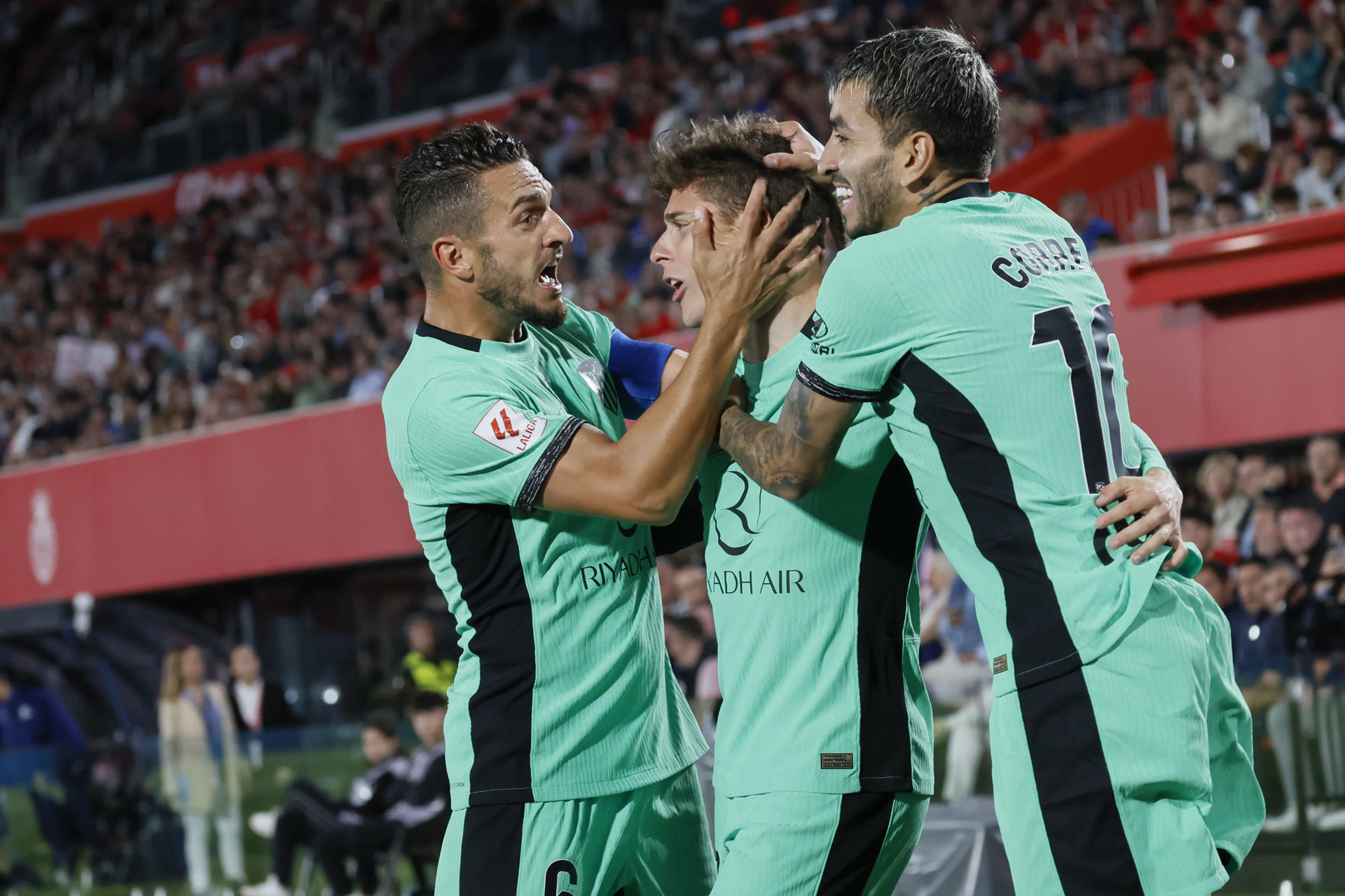 El centrocampista del Atlético de Madrid, Rodrigo Riquelme, celebra con sus compañeros el primer gol de su equipo durante el encuentro correspondiente a la jornada 34 de Primera División que Mallorca y Atlético de Madrid disputaron en el estadio de Son Moix, en la capital balear. EFE/CATI CLADERA.
