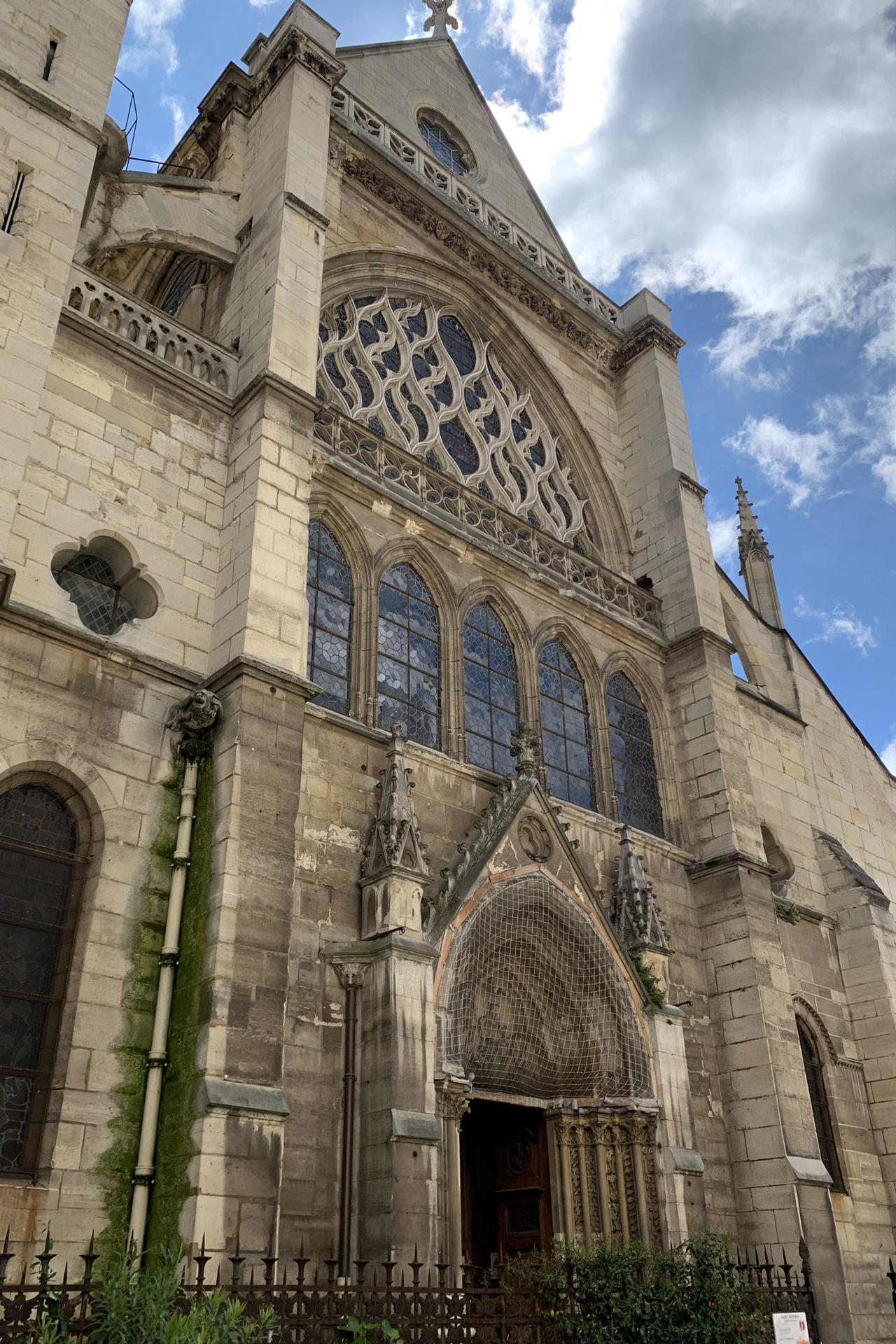 Vista este martes de la iglesia parisina Saint-Séverin, en la que el cantante francés Charles Aznavour empezó a cantar en un coro. Aznavour, el hijo de inmigrantes armenios icono de una "chanson française" que no pasa de moda, cumpliría este 22 de mayo un siglo de vida. Un nuevo libro y un jardín con su nombre en París rinden homenaje al artista, que murió el 1 de octubre de 2018 con 94 años. EFE/ Antonio Torres Del Cerro
