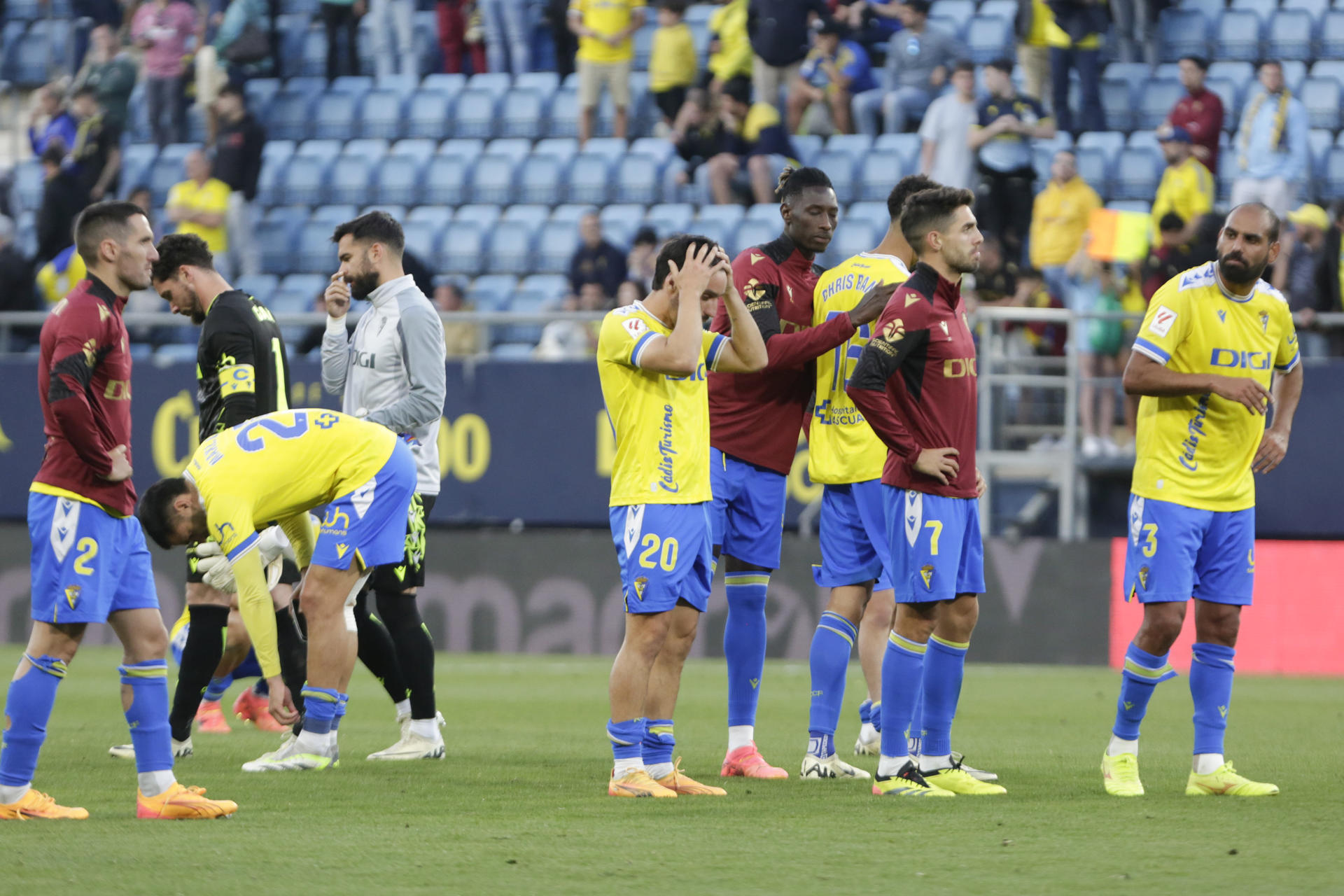 Los jugadores del Cádiz, al término del partido de Liga en Primera División que Cádiz CF y UD Las Palmas disputaron en el estadio Nuevo Mirandilla. EFE/Román Ríos
