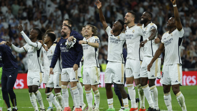 Los jugadores del Real Madrid celebran una victoria en el estadio Santiago Bernabéu de Madrid. EFE/Juanjo Martín
