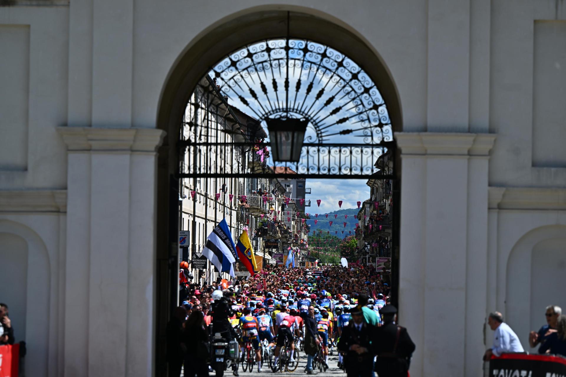 El pelotón se abre paso durante la salida de la primera etapa del Giro de Italia 2024 de 143 kilómetros desde Venaria Reale hasta Turín (Italia), 4 de mayo de 2024. (Ciclismo, Italia) EFE/EPA/LUCA ZENNARO
