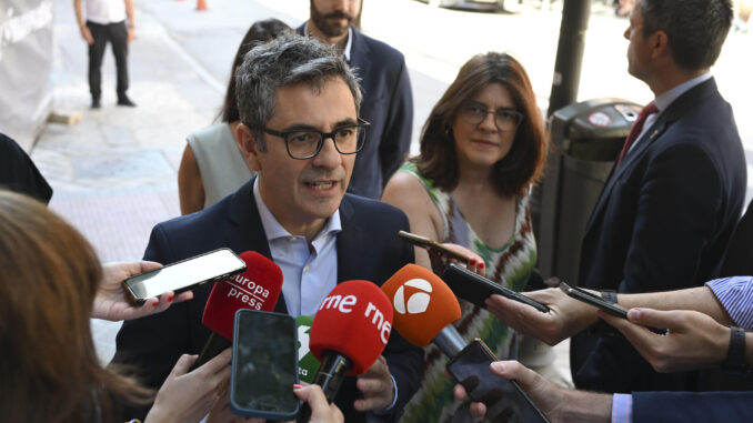 El ministro de la Presidencia, Justicia y Relaciones con las Cortes, Félix Bolaños atiende a la prensa  a su llegada al acto de presentación de las Becas SERÉ para la preparación de oposiciones a las Carreras Judicial y Fiscal, al Cuerpo de Letrados de la Administración de Justicia y al Cuerpo de abogados del Estado este miércoles. EFE/ Fernando Villar
