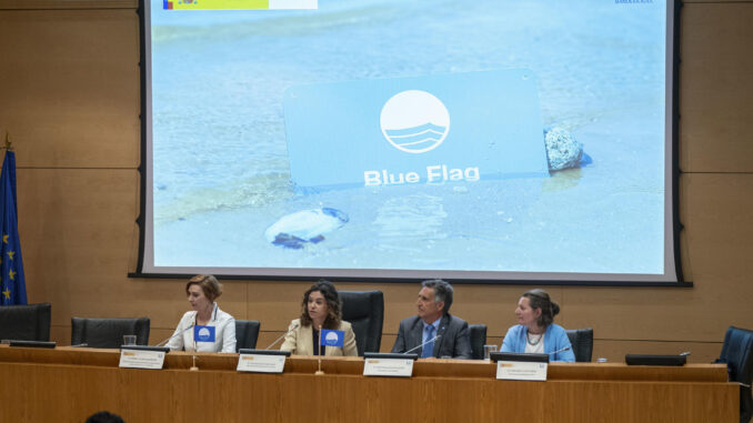 (De izq a der) Isabel Oliver, asesora especial del secretario general para la sostenibilidad de UNWTO; la secretaria de Estado de Turismo, Rosario Sánchez; el presidente de la Asociación de Educación Ambiental y del Consumidor (Adeac), José Palacios, y la directora de Bandera Azul, Virginia Yuste, durante la presentación de los resultados de las playas, puertos y embarcaciones turísticas galardonados con Bandera Azul 2024, este martes, en Madrid. EFE/ Fernando Villar
