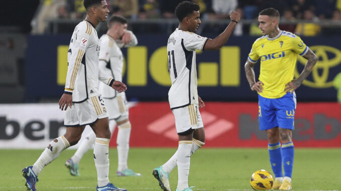 El delantero brasileño del Real Madrid, Rodrygo Goes (2d) celebra el segundo gol para su equipo durante el partido de la jornada 14 de LaLiga que enfrentó al Cádiz CF y el Real Madrid en el Estadio Nuevo Mirandilla. EFE/Román Ríos.
