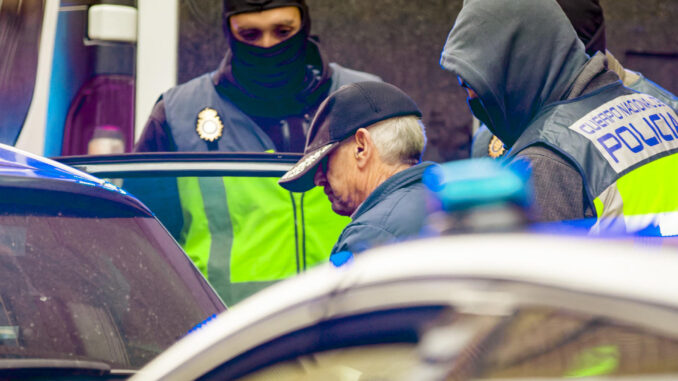 Imagen de archivo de la Policía Nacional en el registro de la casa del jubilado de 74 años en Miranda de Ebro (Burgos) por el envío de cartas con material pirotécnico al presidente del Gobierno, Pedro Sánchez; a las embajadas de Ucrania y EEUU; y a la ministra de Defensa, Margarita Robles, entre otros destinatarios, entre noviembre y diciembre de 2022. EFE/Santi Otero
