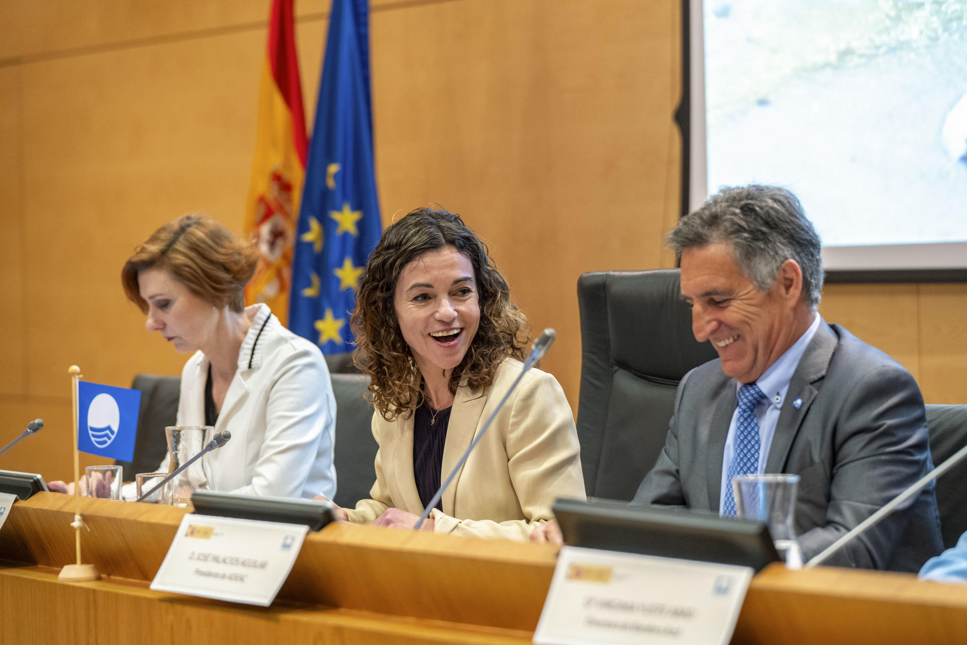 La secretaria de Estado de Turismo, Rosario Sánchez (c), en presencia de Isabel Oliver (i), asesora especial del secretario general para la sostenibilidad de UNWTO, y del presidente de la Asociación de Educación Ambiental y del Consumidor (Adeac), José Palacios (d), durante la presentación de los resultados de las playas, puertos y embarcaciones turísticas galardonados con Bandera Azul 2024, este martes, en Madrid. EFE/ Fernando Villar
