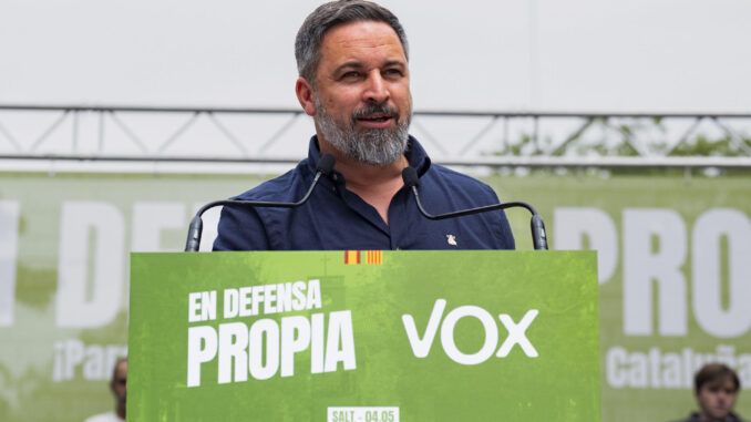 El presidente de Vox, Santiago Abascal, interviene en un acto de campaña electoral del candidato a las elecciones catalanas Ignacio Garriga, este sábado en Salt en Girona. EFE/Siu Wu
