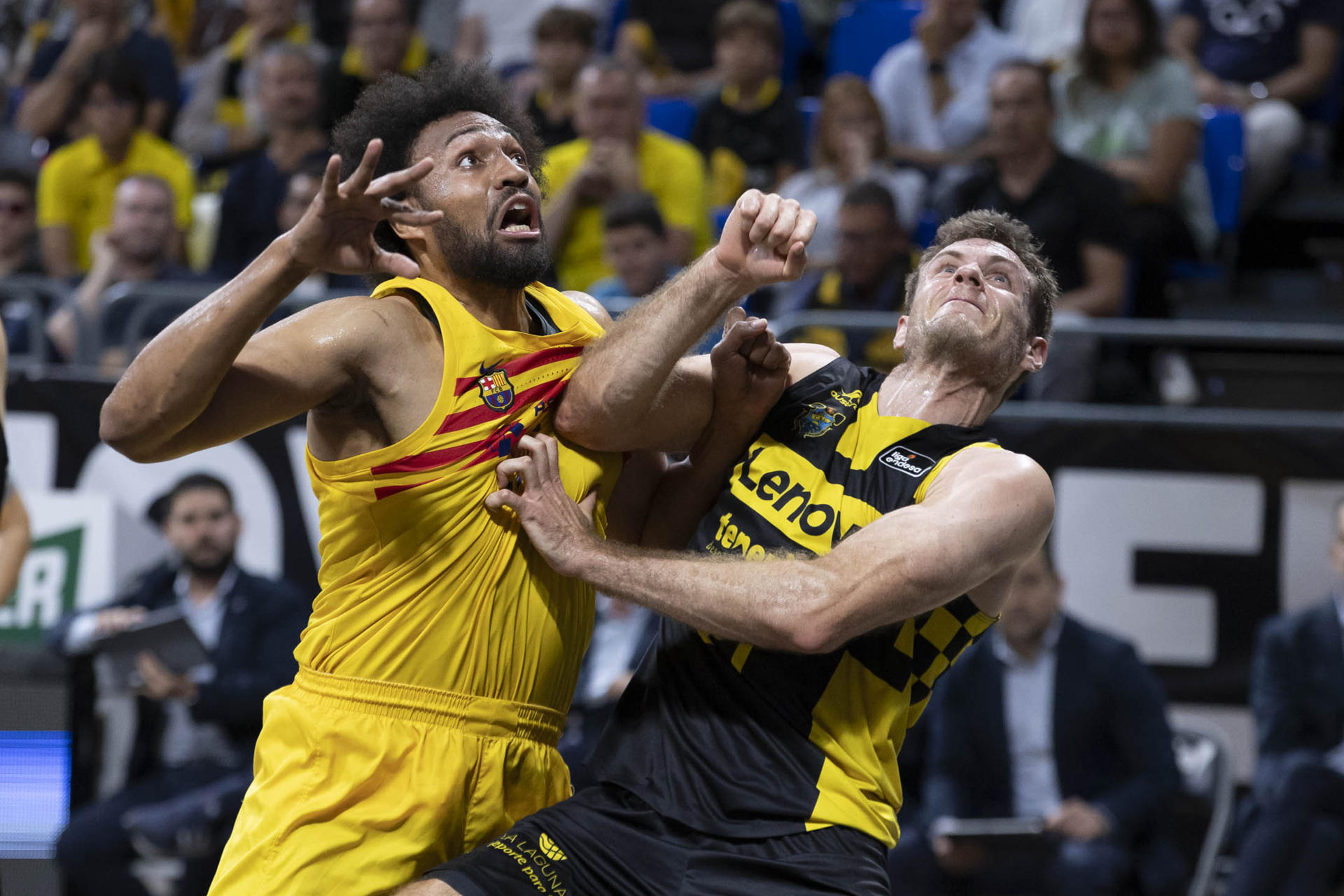 El ala-pívot del Barça Parker (i) y el ala-pivot del Lenovo Tenerife Tim Abromaitis (d), durante el segundo de la eliminatoria de cuartos de final del play-off de la Liga Endesa que enfrentó a ambos equipos este jueves en el pabellón Santiago Martín en La Laguna, Tenerife. EFE/Miguel Barreto
