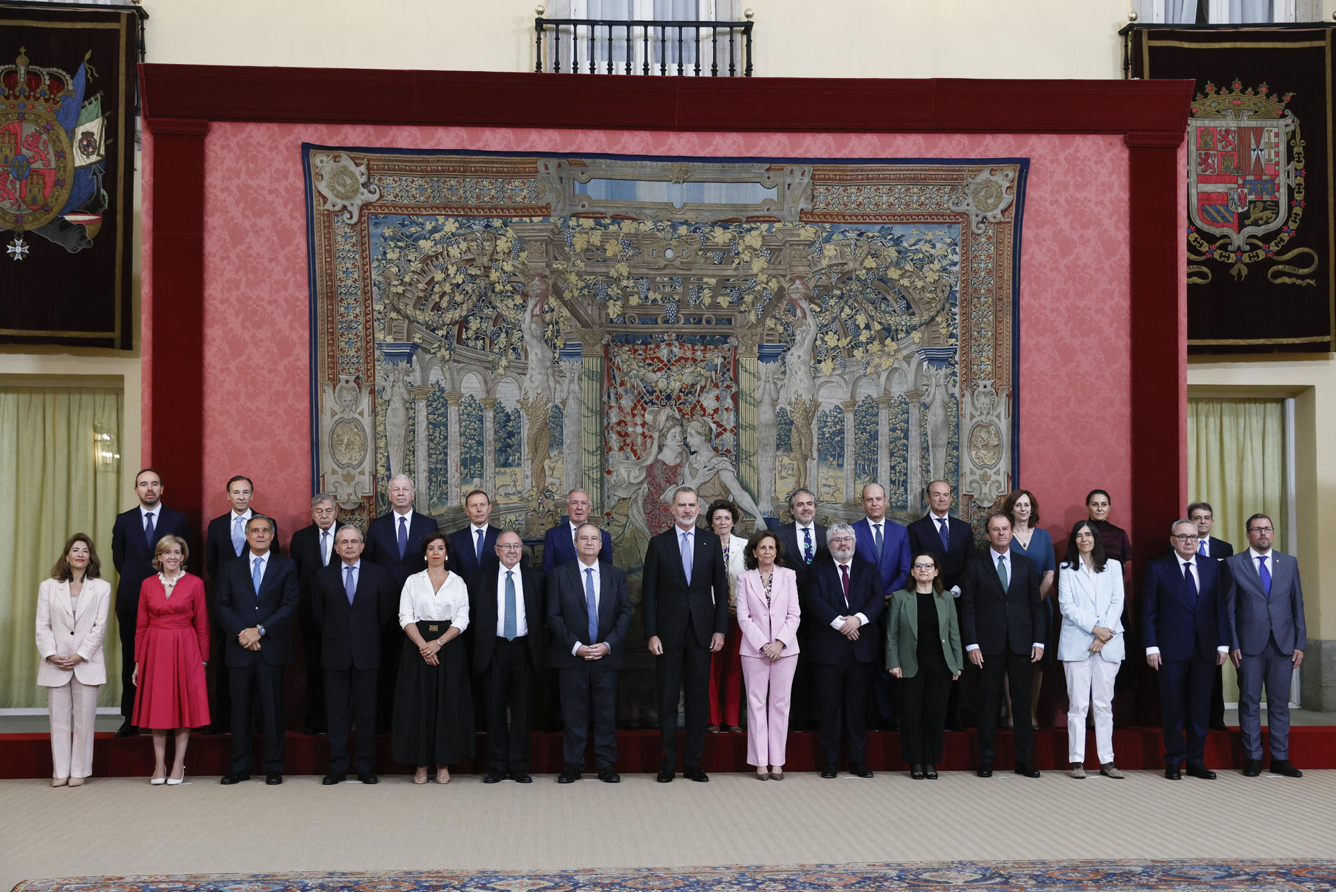 Felipe VI (c) posa para una foto de grupo durante la reunión del patronato de la Fundación Foro de Marcas Renombradas Españolas (FMRE), en la que se presentan los resultados del 'Índice global de desempeño de la marca España', este lunes en el Palacio de El Pardo, en Madrid. EFE/ Fernando Alvarado
