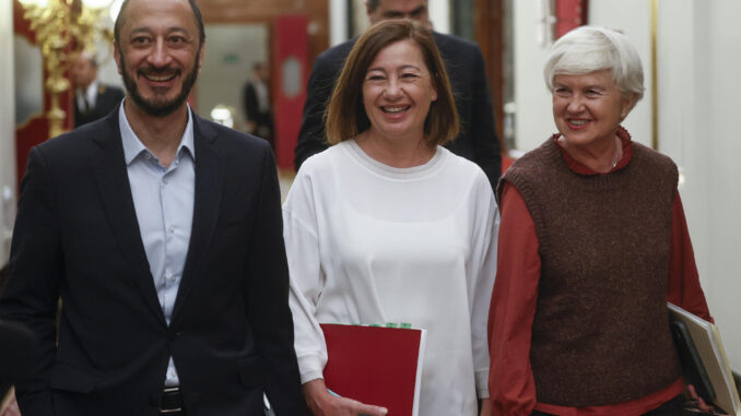 La presidenta del Congreso Francina Armengol (c) junto a los miembros de la Mesa Alfonso Gómez de Celis e Isaura Leal a su llegada a la reunión de la Mesa del Congreso celebrada este martes en la Cámara Baja. EFE/Fernando Alvarado
