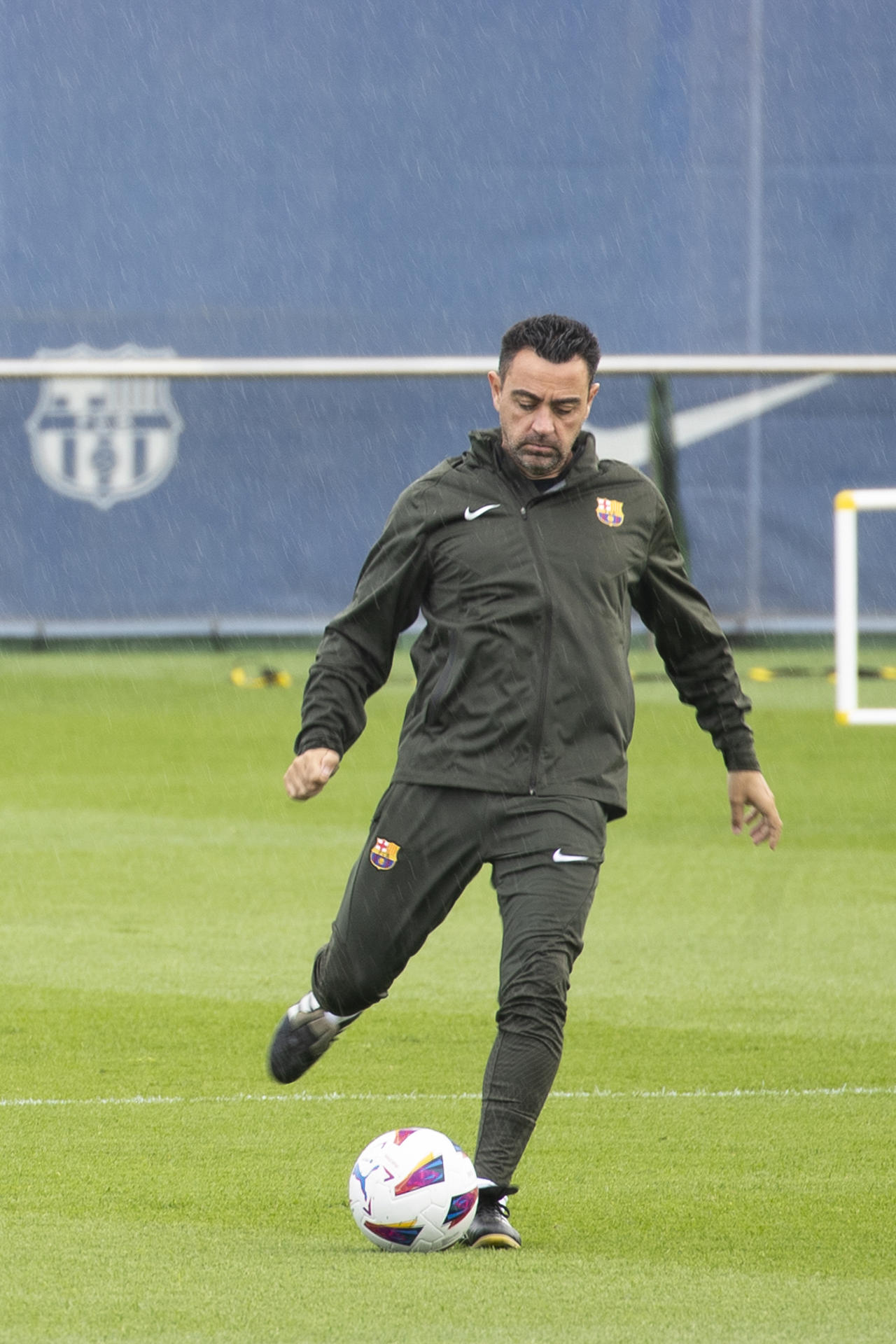 El entrenador del FC Barcelona, Xavi Hernández, dirige un entrenamiento del equipo en la ciudad deportiva del club en Sant Joan Despí, Barcelona, de cara a su partido de LaLiga contra el Rayo Vallecano. EFE/Marta Pérez
