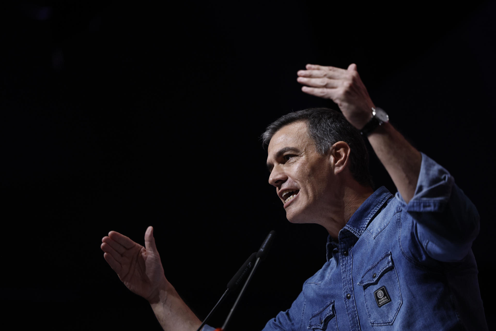 El secretario general del PSOE y presidente del Gobierno, Pedro Sánchez, durante su intervención en el acto de inicio de la campaña a los comicios europeos en València. EFE/Biel Aliño
