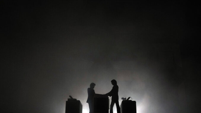 El dúo francés Justice durante su concierto esta madrugada en la primera jornada de pago del Primavera Sound que se celebra en Barcelona. EFE/Alejandro García
