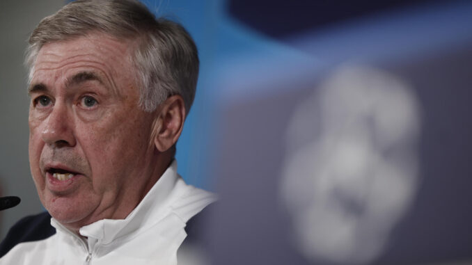 El entrenador del Real Madrid, Carlo Ancelotti, da una rueda de prensa tras dirigir un entrenamiento del equipo este martes en la ciudad deportiva del club en Valdebebas, Madrid, en la víspera del partido de vuelta de semifinales de la Liga de Campeones de la UEFA contra el Bayern Múnich. EFE/Sergio Pérez
