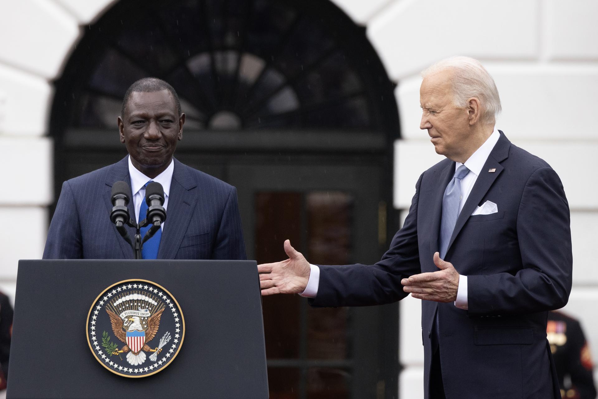 El presidente de Estados Unidos, Joe Biden (d), escucha al su homólogo de Kenia, William Ruto (i), durante una ceremonia de bienvenida a Ruto en el jardín sur de la Casa Blanca, durante una visita de Estado en Washington, DC, EE. UU. EFE/Michael Reynolds
