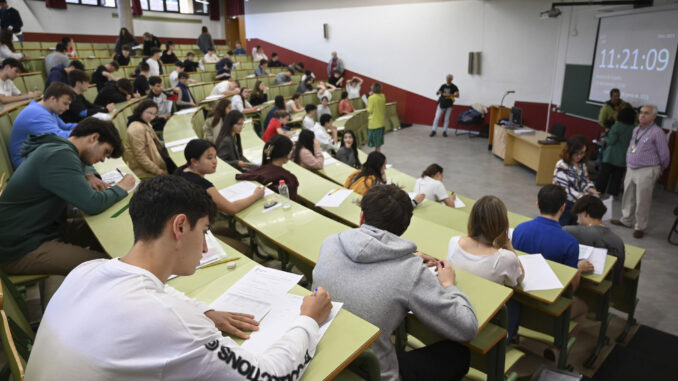 Foto de archivo de una clase llena de alumnos en un examen de la EBAU en la facultad de Derecho de la Universidad de León EFE/J.Casares
