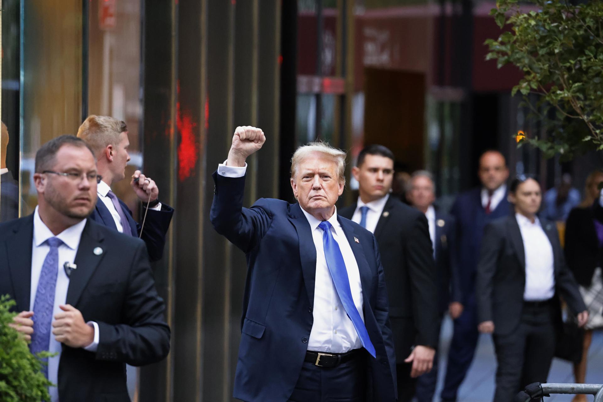 El expresidente estadounidense Donald Trump (C) hace gestos a los medios y a la multitud afuera de la Torre Trump después de que un jurado lo declaró culpable de los 34 cargos en su juicio penal en la Corte Suprema del Estado de Nueva York en Nueva York (EE.UU.). EFE/EPA/Peter Foley
