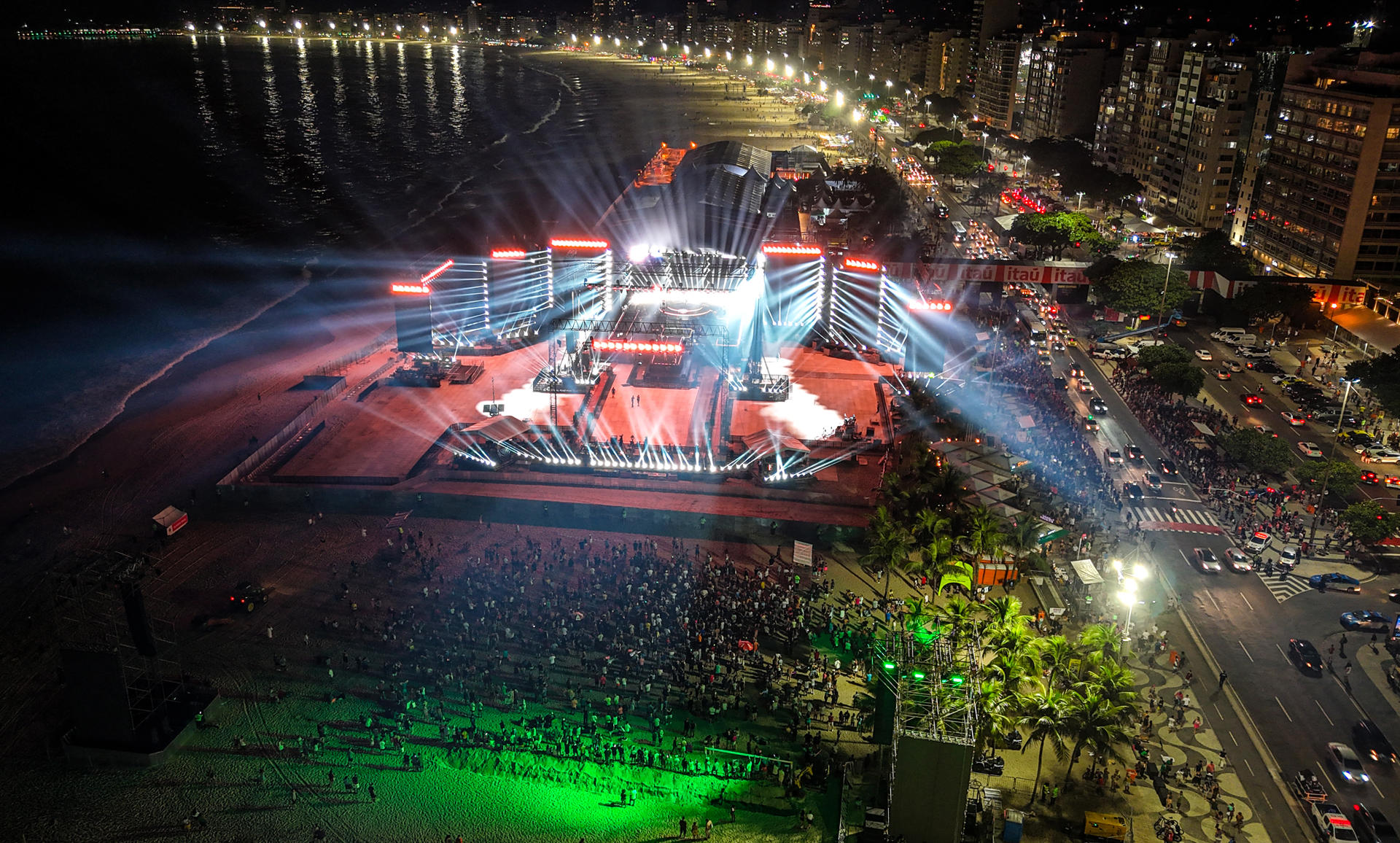 Fotografía aérea que muestra los preparativos del escenario para el concierto de la artista estadounidense Madonna en Río de Janeiro (Brasil). Cientos de miles de admiradores de Madonna se tomaron Río de Janeiro para el concierto gratuito que la cantante estadounidense ofrecerá el sábado en la playa de Copacabana. EFE/ Antonio Lacerda
