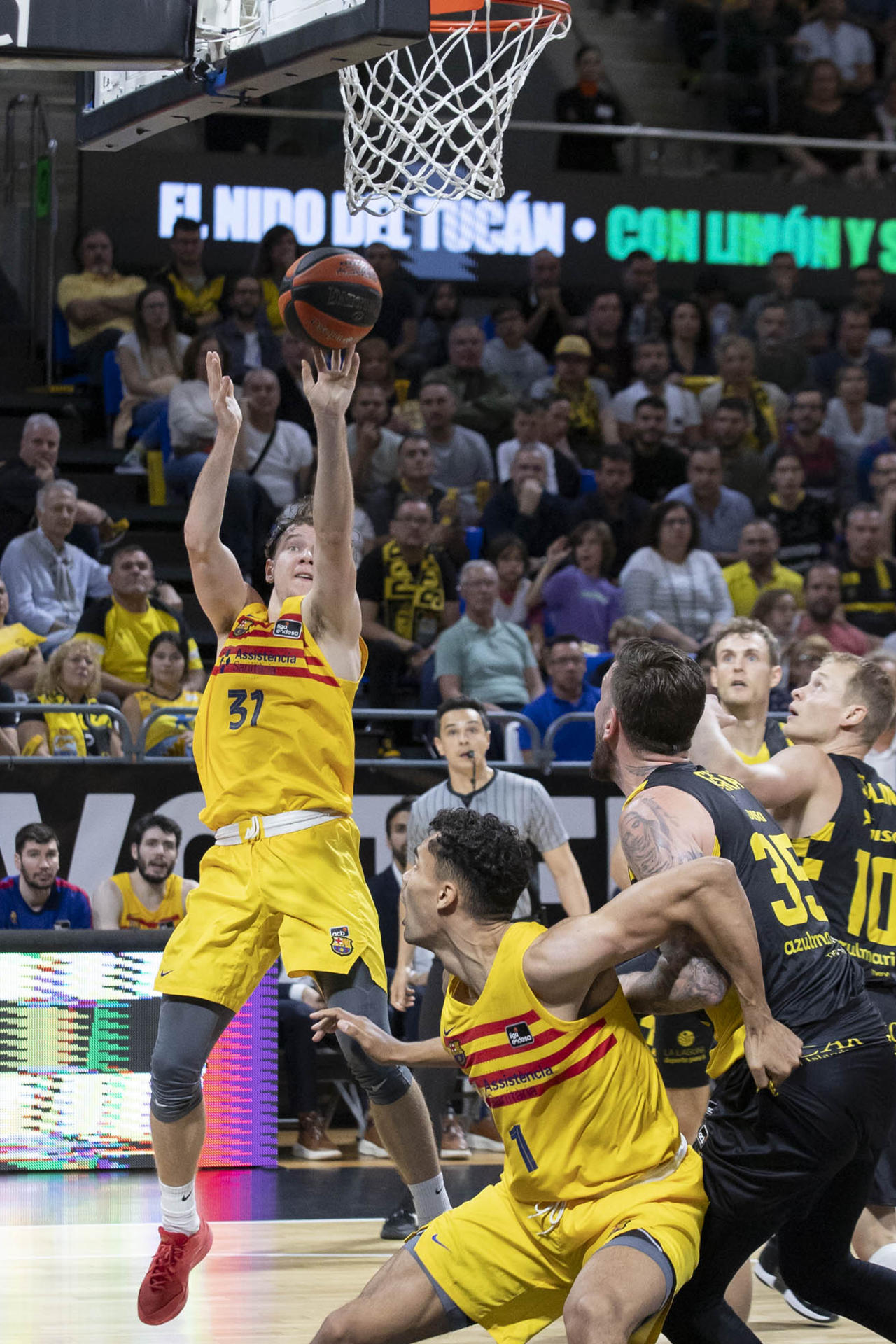 El base del Barça, Jokubaitis (i), tira a canasta durante el segundo de la eliminatoria de cuartos de final del play-off de la Liga Endesa que enfrentó a ambos equipos este jueves en el pabellón Santiago Martín en La Laguna, Tenerife. EFE/Miguel Barreto
