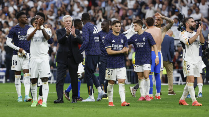 El entrenador del Real Madrid Carlo Ancelotti (2i) aplaude junto a sus jugadores al finalizar el partido de la jornada 34 de la Liga EA Sports que disputaron Real Madrid y Cádiz en el estadio Santiago Bernabéu en Madrid. EFE/JJ Guillén
