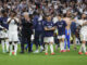 El entrenador del Real Madrid Carlo Ancelotti (2i) aplaude junto a sus jugadores al finalizar el partido de la jornada 34 de la Liga EA Sports que disputaron Real Madrid y Cádiz en el estadio Santiago Bernabéu en Madrid. EFE/JJ Guillén