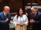 El Presidente portugués Marcelo Rebelo de Sousa (izquierda) y el Presidente de la Asamblea José Pedro Aguiar Branco (derecha) aplauden la adjudicación de la Presidenta del Consejo Nacional de Derechos Humanos de Marruecos, Amina Bouayach (Centro), con el premio Norte/Sur durante la ceremonia celebrada en el Parlamento portugués en Lisboa, Portugal, el 21 de mayo de 2024. El Premio Norte-Sur del Consejo de Europa distingue anualmente a dos personalidades u organizaciones por su compromiso con los derechos humanos, la democracia y el Estado de derecho, y por su contribución al diálogo Norte-Sur y el fomento de la solidaridad, la interdependencia y las asociaciones. (Marruecos, Lisboa) EFE/EPA/TIAGO PETINGA