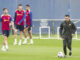 El entrenador del FC Barcelona, Xavi Hernández (d), dirige un entrenamiento de cara a su partido de LaLiga contra el Rayo Vallecano. EFE/Marta Pérez