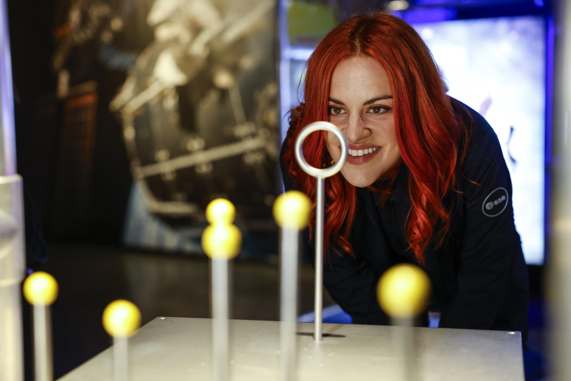 Sara García, investigadora oncológica y primera mujer española astronauta de reserva de la Agencia Espacial Europea (ESA), ha participado en la inauguración de la nueva exposición ‘Up to Space’ en el Museo de las Ciencias de la Ciudad de Las Artes y las Ciencias de Valencia. EFE/Ana Escobar
