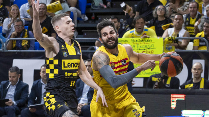 El base del Barça Ricky Rubio (d) y el escolta del Lenovo Tenerife Kyle Guy (i), durante el segundo de la eliminatoria de cuartos de final del play-off de la Liga Endesa que enfrentó a ambos equipos este jueves en el pabellón Santiago Martín en La Laguna, Tenerife. EFE/Miguel Barreto
