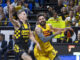 El base del Barça Ricky Rubio (d) y el escolta del Lenovo Tenerife Kyle Guy (i), durante el segundo de la eliminatoria de cuartos de final del play-off de la Liga Endesa que enfrentó a ambos equipos este jueves en el pabellón Santiago Martín en La Laguna, Tenerife. EFE/Miguel Barreto