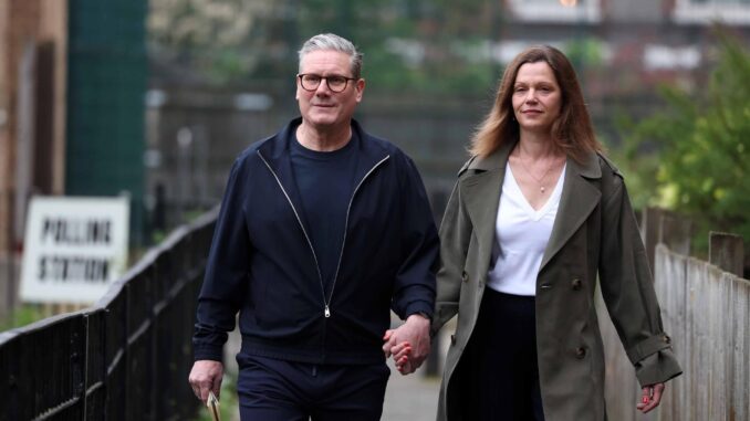 El líder del Partido Laborista de la oposición británica, Keir Starmer (I) y su esposa, Victoria, llegan a una mesa electoral en Londres el 2 de mayo de 2024. EFE/EPA/NEIL HALL
