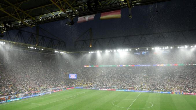 Estadio BVB Stadion de Dortmund sin fútbol tras la suspensión durante 25 minutos del Alemania Dinamarca de octavos de la Eurocopa. EFE/EPA/GEORGI LICOVSKI
