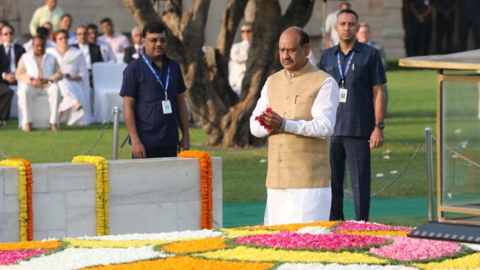 Foto de archivo del portavoz de la Lok Sabha o Cámara Baja del Parlamento, Om Birla, en un homenaje en el memorial Raj Ghat de Mahatma Gandhi. EFE/EPA/HARISH TYAGI
