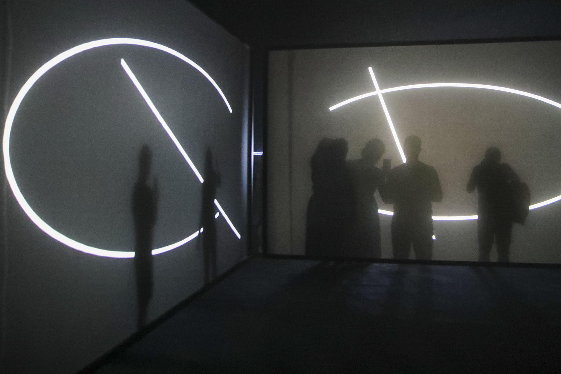 El público disfruta con la exposición 'Anthony McCall: Fracción de segundo', una selección de obras de este artista británico, pionero de los nuevos medios artísticos, el cine expandido y la videoinstalación y que este miércoles ha presentado en el Museo Guggenheim de Bilbao. EFE/Luis Tejido
