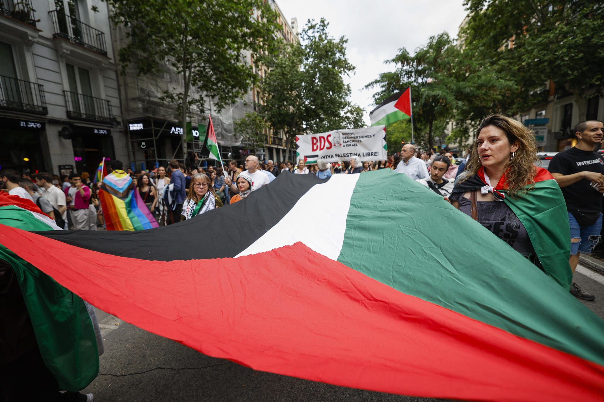 Manifestación en defensa de Palestina, convocada por el Orgullo Crítico, celebrada este viernes en Madrid. EFE/Juanjo Martín
