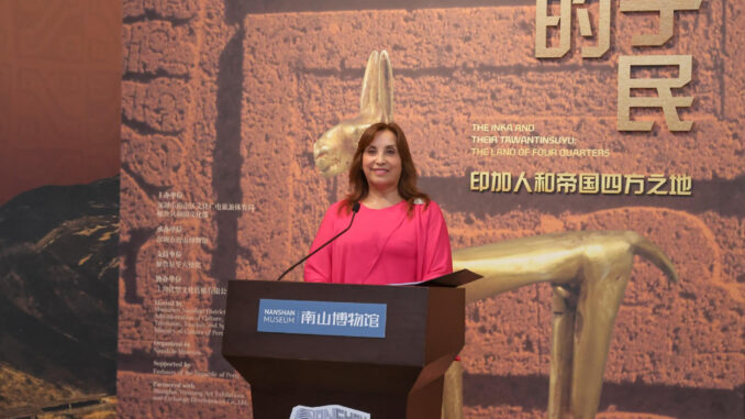 La presidenta de Perú, Dina Boluarte, visita una exposición de arte precolombino este miércoles en la ciudad de Shenzhen, en el sureste de China. EFE/Presidencia de Perú SOLO USO EDITORIAL/SOLO DISPONIBLE PARA ILUSTRAR LA NOTICIA QUE ACOMPAÑA (CRÉDITO OBLIGATORIO
