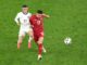 El jugador inglés Phil Foden (i) en acción contra el serbio Milos Veljkovic durante el partido del grupo C de la Eurocopa 2024 entre Serbia e Inglaterra en Gelsenkirchen, Alemania. EFE/EPA/GEORGI LICOVSKI