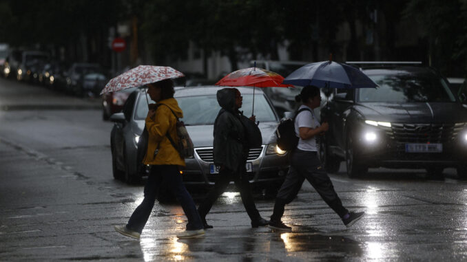 Varias mujeres cruzan la calle bajo la lluvia en Madrid este lunes. Una vaguada atlántica causará lluvias desde este lunes, provocando una inestabilidad generalizada que se prolongará hasta el miércoles. EFE/ Rodrigo Jiménez
