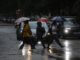 Varias mujeres cruzan la calle bajo la lluvia en Madrid este lunes. Una vaguada atlántica causará lluvias desde este lunes, provocando una inestabilidad generalizada que se prolongará hasta el miércoles. EFE/ Rodrigo Jiménez