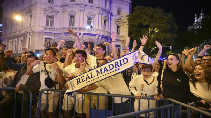 Aficionados del Real Madrid en la plaza de Cibeles celebran la Decimoquinta Copa de Europa tras imponerse 2-0 al Borussia Dortmund en la final de la Liga de Campeones disputada hoy sábado en el estadio de Wembley, en Londres. EFE/Fernando Villar
