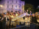 Aficionados del Real Madrid en la plaza de Cibeles celebran la Decimoquinta Copa de Europa tras imponerse 2-0 al Borussia Dortmund en la final de la Liga de Campeones disputada hoy sábado en el estadio de Wembley, en Londres. EFE/Fernando Villar