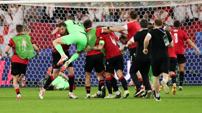 La selección de Georgia celebra tras ganar el partido del grupo F de la Eurocopa 2024 entre Georgia y Portugal, en Gelsenkirchen, Alemania. EFE/EPA/GEORGI LICOVSKI
