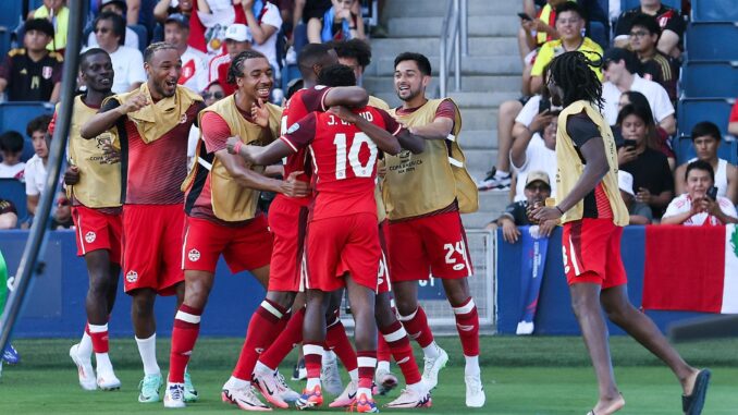 El delantero canadiense Jonathan David (C) celebra luego de anotar durante la segunda mitad en la Copa América 2024. EFE/EPA/WILLIAM PURNELL
