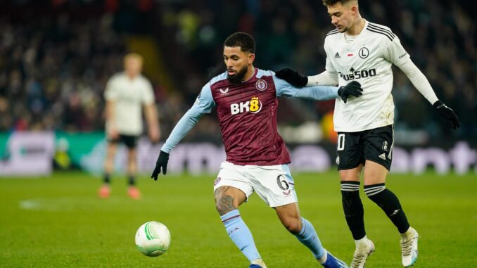 El jugador del Aston Villa Douglas Luiz (I) y Ernest Muci, del Legia.EFE/EPA/TIM KEETON/Archivo
