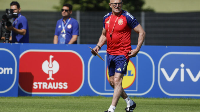 El seleccionador Luis de la Fuente durante el entrenamiento de la selección española de fútbol en el lugar de concentración de Donaueschingen. EFE/ J.J. Guillén
