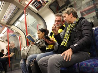 Los aficionados del Dortmund viajan en el metro de Londres en vísperas de ls final de la Liga de Campeones entre el Borussia Dortmund y el Real Madrid en Londres, Gran Bretaña. EFE/EPA/ADAM VAUGHAN